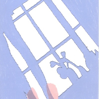 Pés descalços sobre piso azul com janelas refletidas e sombra de planta