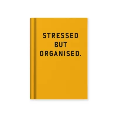 Caderno amarelo com texto preto STRESSED BUT ORGANISED. na capa