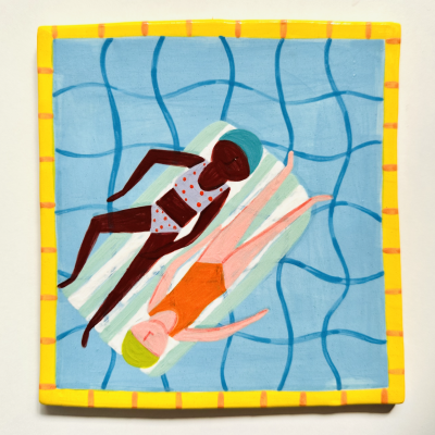 Pintura quadrada de duas pessoas numa toalha dentro de uma piscina azul com borda amarela.