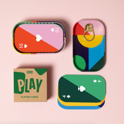 Caixas metálicas coloridas com design de cartas de baralho e caixa de cartão PLAY