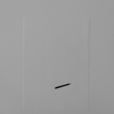 Folha branca com lápis preto deitado em cima, numa superfície plana.