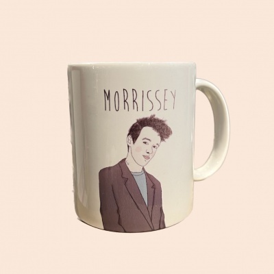 Caneca branca com desenho de um homem e texto MORRISSEY