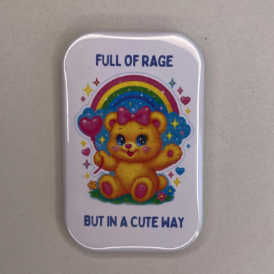 Íman branco com desenho de urso amarelo, arco-íris e texto azul.