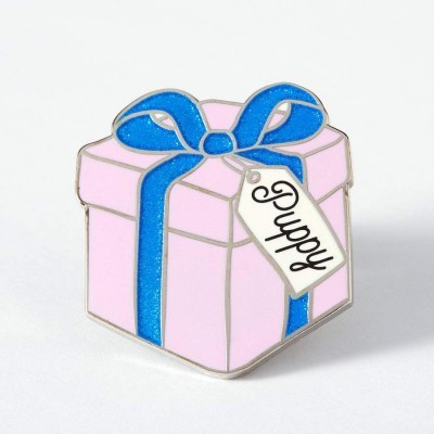 Broche de prenda cor-de-rosa com fita azul e etiqueta Puppy