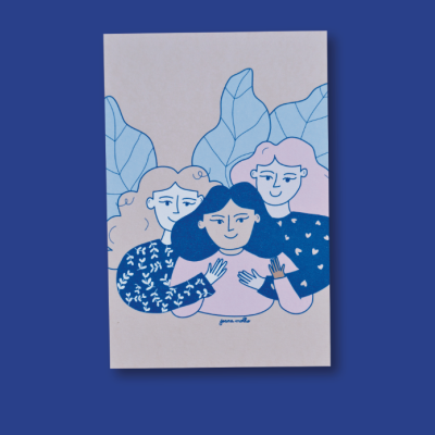 Ilustração em papel com três figuras femininas estilizadas e folhas azuis ao fundo
