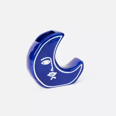 Adorno em cerâmica azul em forma de lua crescente com rosto desenhado