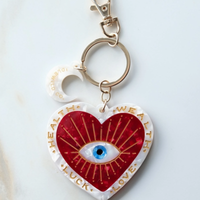 Chaveiro coração vermelho e branco com olho azul e letras douradas e pingente lua