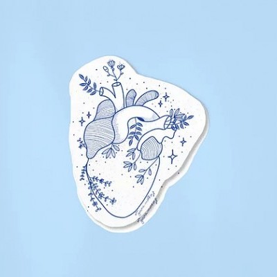 Adesivo com ilustração de coração anatómico e elementos florais em traço azul