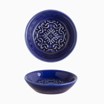 Prato fundo cerâmico azul com padrão decorativo branco gravado no centro
