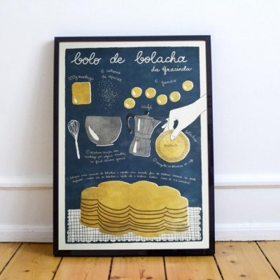 Póster com ilustrações e texto sobre a receita de bolo de bolacha encostado na parede