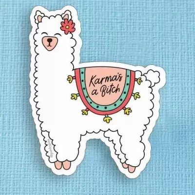 Adesivo de lhama branca com cobertor e texto 'Karma's a Bitch' em fundo azul