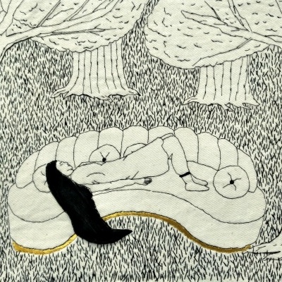 Desenho a preto e branco de pessoa sentada num sofá curvo junto a árvores