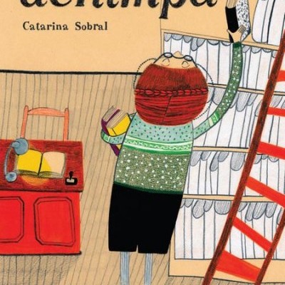 Capa de livro com ilustração de personagem recolhendo livros numa estante.