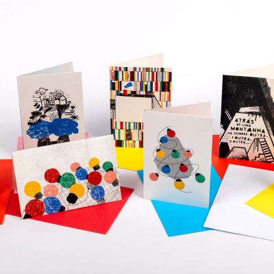 Cartões decorativos variados com padrões coloridos e texto, com envelopes coloridos