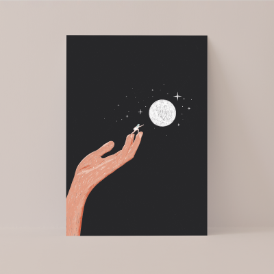 Cartaz com ilustração de mão alaranjada segurando figura branca junto à lua e estrelas num fundo preto.