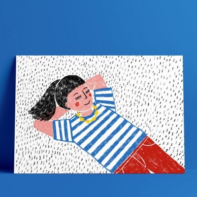 Ilustração de mulher com camisola às riscas e calças vermelhas sobre fundo azul