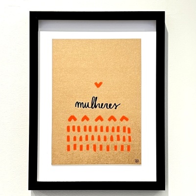 Quadro com a palavra mulheres e formas vermelhas em fundo castanho claro