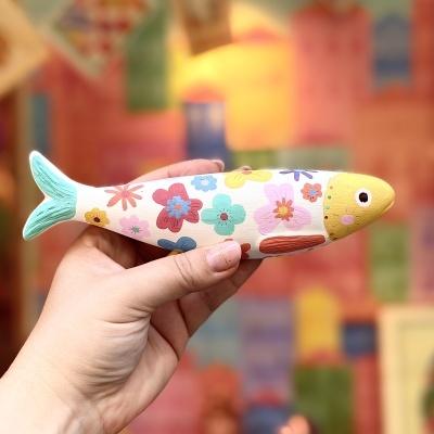 Peixe decorativo em madeira pintado com flores multicoloridas com cabeça amarela