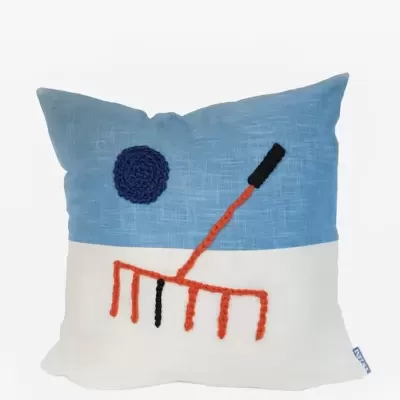 Almofada decorativa azul claro e branca com padrão abstrato em fios coloridos