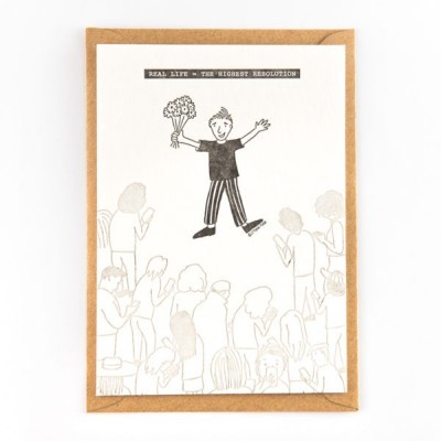 Cartão desenhado em papel branco com moldura castanha e ilustração de pessoa com ramo de flores e texto no topo.