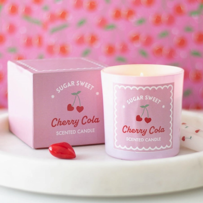 vela perfumada Cherry Cola da Sugar Sweet em copo rosa claro e caixa combinando