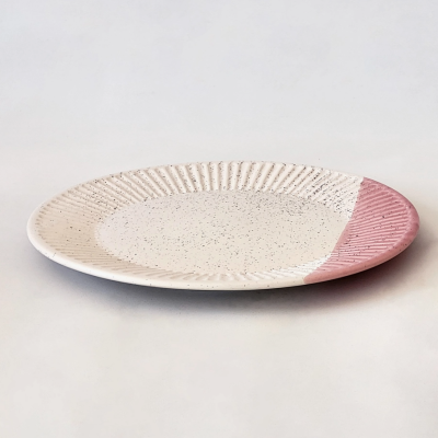 Prato raso cerâmico creme com riscado e secção rosa