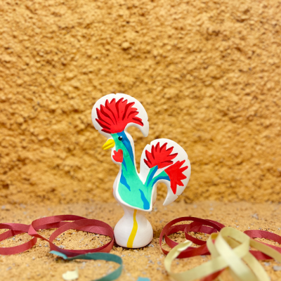 Figura de galo cerâmica colorida com crista vermelha e fitas ao redor