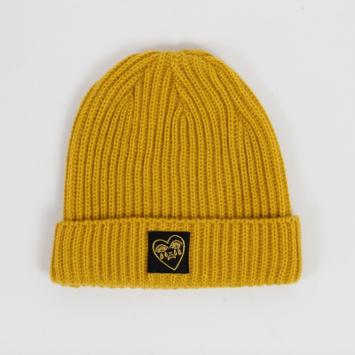 Gorro amarelo de malha com emblema de coração preto e branco