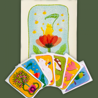 Cartões ilustrados de animais e natureza sobre ilustração maior de gato numa flor e abelhas