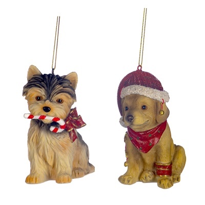 Dois ornamentos para pendurar de cães com acessórios natalícios