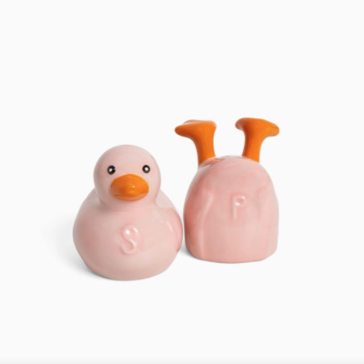 Conjunto de saleiro e pimenteiro em cerâmica forma patinho cor-de-rosa com bico laranja