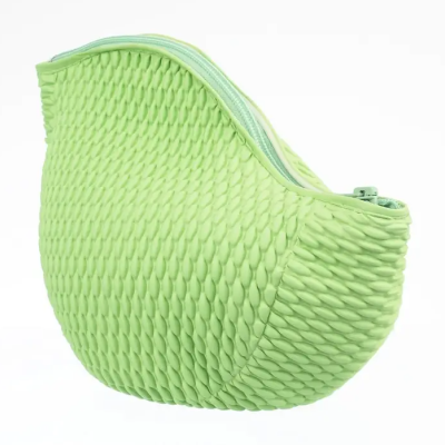 Bolsa verde claro com textura em padrão escamoso e fecho de correr.