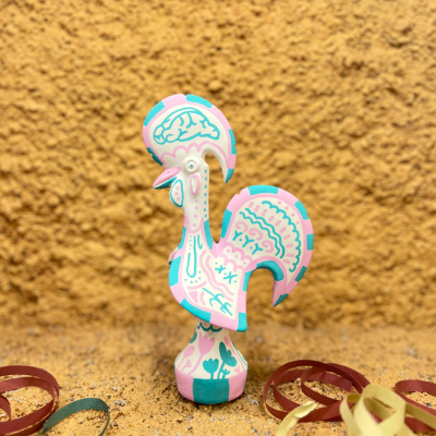 Estatueta de galo em cerâmica com padrões em azul e rosa