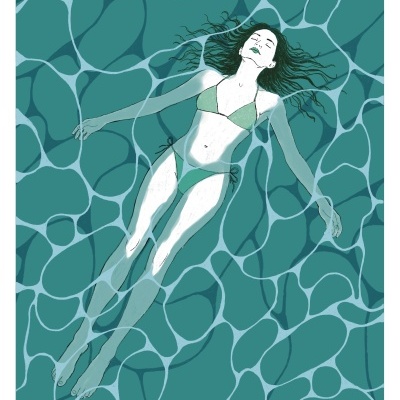 Mulher de biquíni verde flutuando em água azul com reflexos