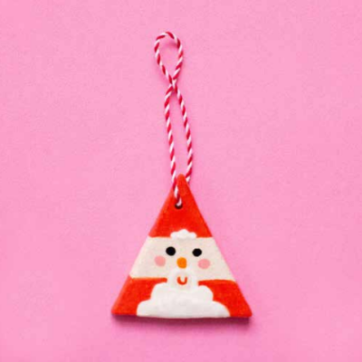Enfeite de Natal triangular vermelho e branco com rosto desenhado