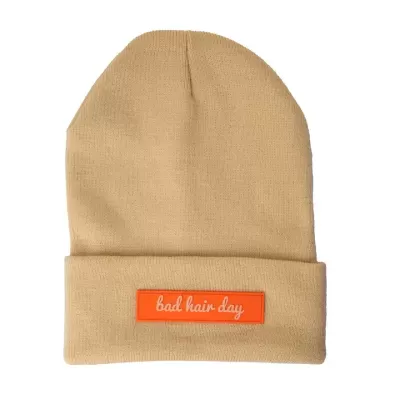 Gorro bege de malha com etiqueta laranja e texto 'bad hair day'