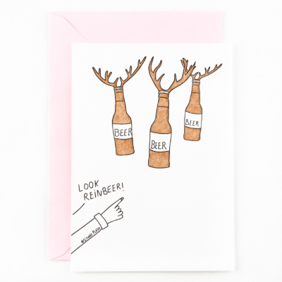Cartão com desenho de garrafas de cerveja com galhadas e texto 