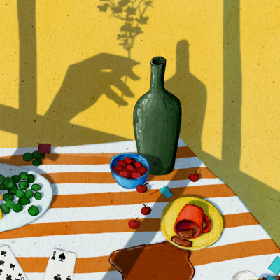 Mesa com garrafa verde, tigela azul, frutas vermelhas, cartas, prato amarelo com fiambre, toalha riscada laranja e branca e sombra de mão na parede amarela.