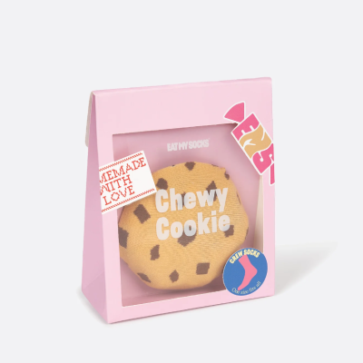 Meias em forma de cookie de chocolate em embalagem rosa com texto visível