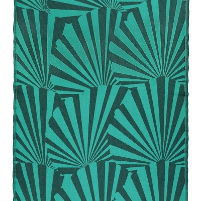 Toalha verde com padrão geométrico e franjas brancas