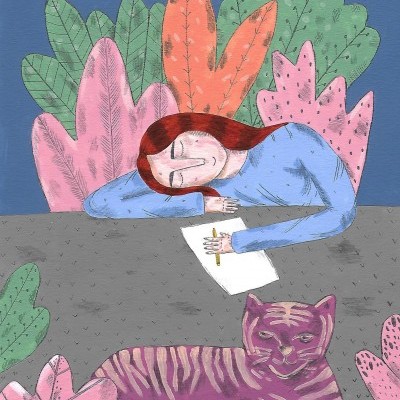 Ilustração de mulher a escrever na mesa com gato rosa e folhas coloridas ao redor.