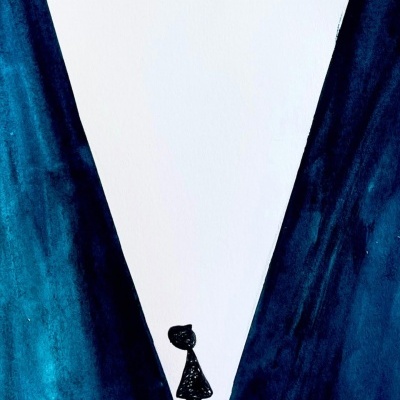 Ilustração de figura preta entre formas triangulares azuis num fundo branco