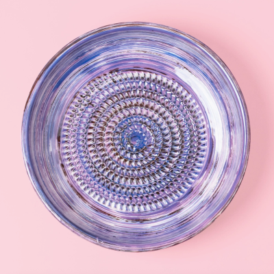 Prato redondo de cerâmica roxo com padrão espiral texturizado