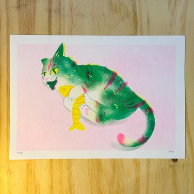 Ilustração de gato verde segurando peixe amarelo sobre fundo rosa