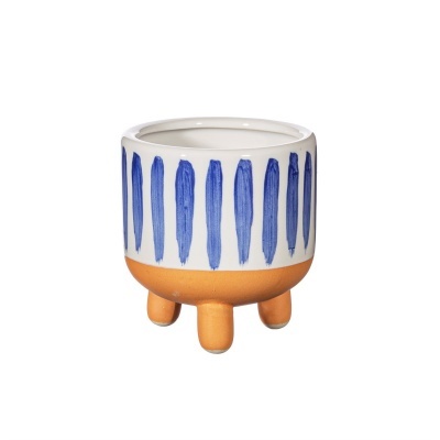 Vaso de cerâmica branco com padrão azul e base em terracota com três pés