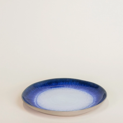 Prato cerâmico redondo branco com borda azul em gradiente