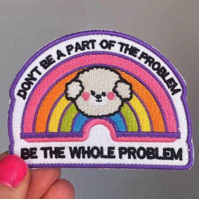 Emblema bordado com arco-íris e desenho de cão com texto motivacional em inglês