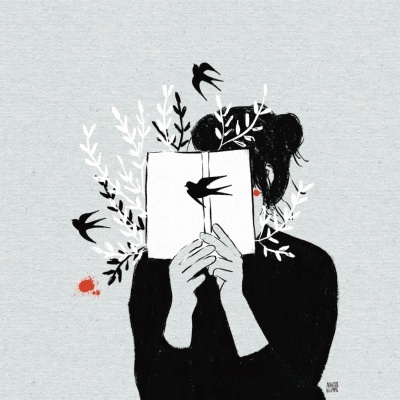 Ilustração de pessoa com livro aberto do qual saem pássaros e ramos em ambiente cinzento.