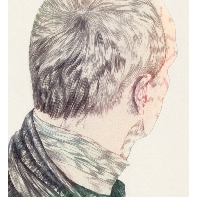 Desenho de homem de perfil com camisola de gola alta às riscas e casaco cinzento escuro