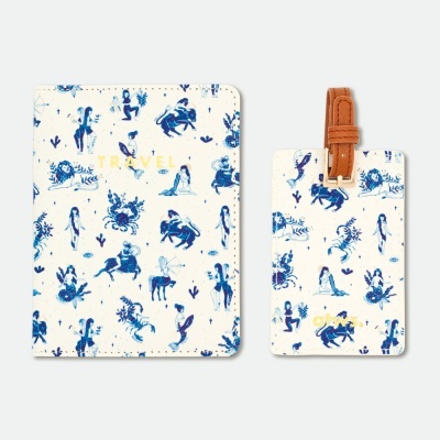 Conjunto de capa para passaporte e etiqueta de bagagem com estampas azuis de signos do zodíaco e detalhes dourados
